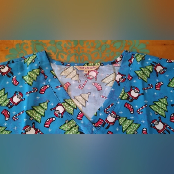 Women's Size 2X Scrub Top by Gabby Brooke Christmas Santa pattern NWT - Picture 2 of 5